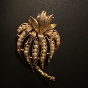 Lisner Estate💥Vintage~Limited Edition💥Gold-Tone Faux Pearl Brooch